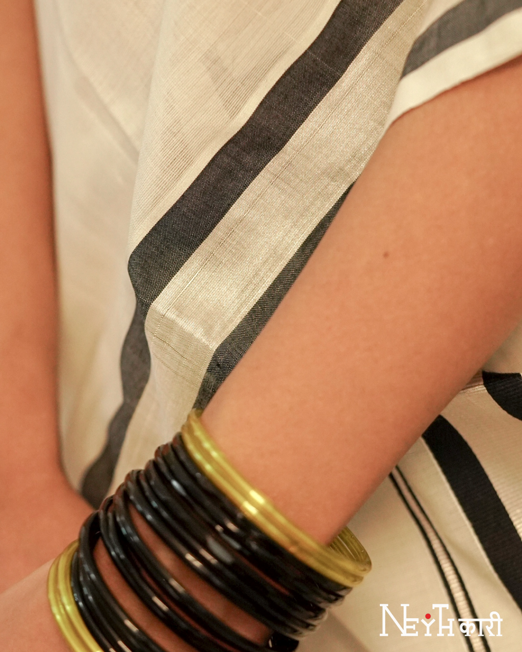 BLACK AND SILVER SET MUNDU