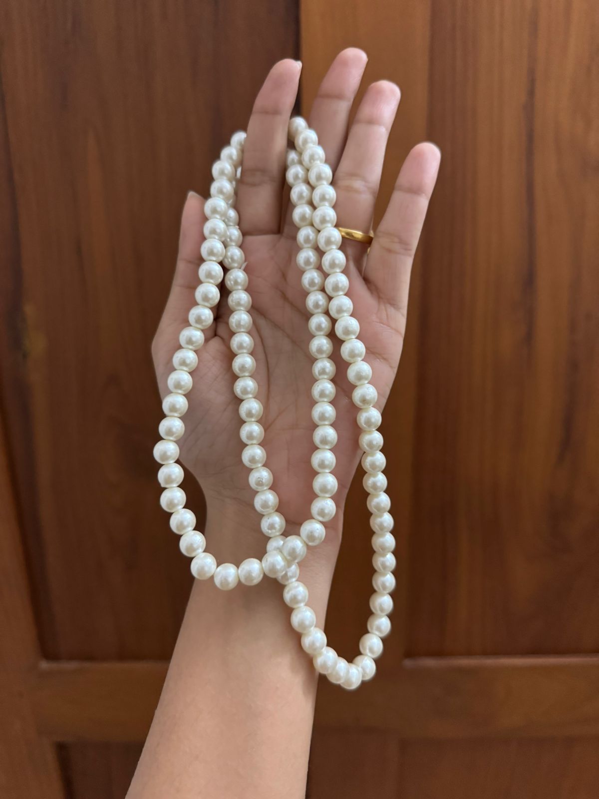 White long muthumaala