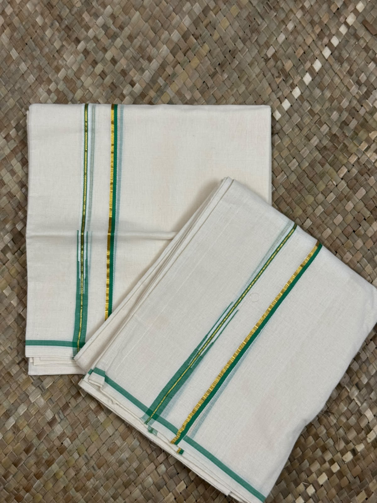 Green puliyilakara set mundu